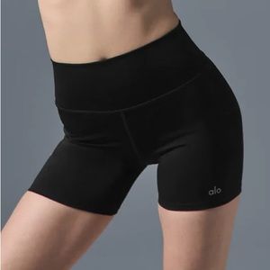 Worn Once Alo Yoga 5" Airlift Energy Short in black